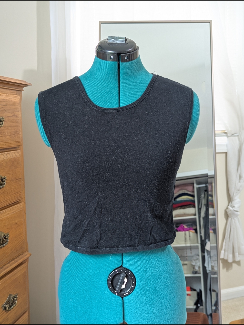 Black Sleeveless Crop Top - Classic Everyday Staple